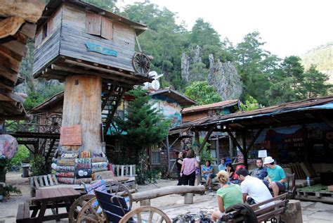 Olimpos taki ünlü ağaç evler ikinci kez tamamen yandı