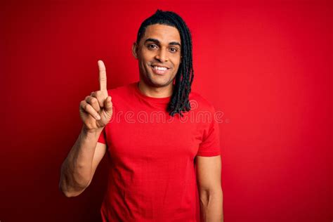 Joven Guapo Afro Afroamericano Africano Con Rastas Usando Camiseta