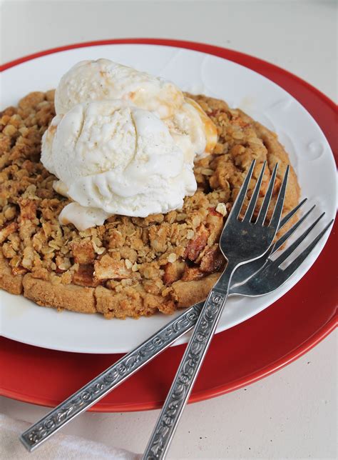 Saturday Sweets: Apple Crumble Pizza