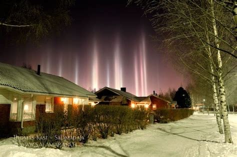 Stunning Photo of Light Pillars, Columns of Light Made Possible by Ice Crystals