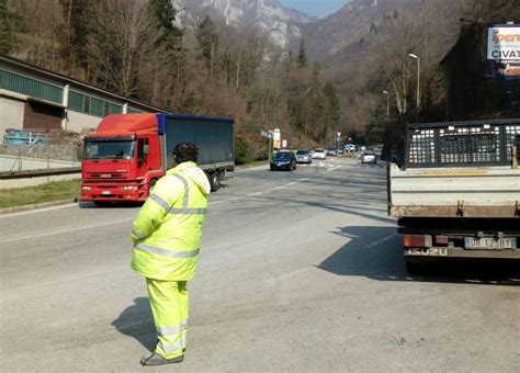 Detriti In Carreggiata La Nuova Lecco Ballabio Rimane Chiusa Sulla