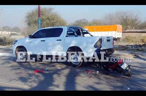 Choque entre una camioneta y una moto terminó con una mujer herida