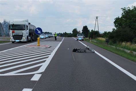 Wypadek w Zadąbrowiu 60 letni rowerzysta z urazem głowy w szpitalu