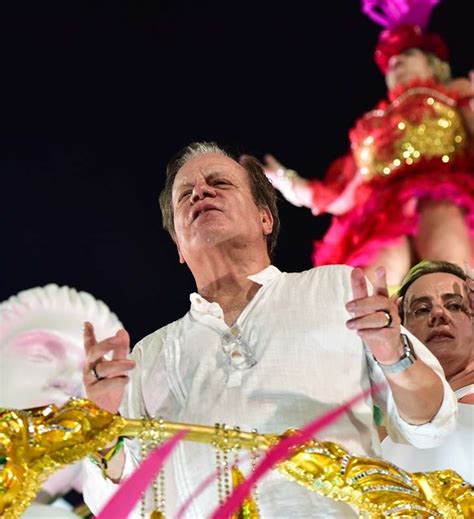 Ta S Ara Jo E L Zaro Ramos Brilham Em Desfile Da Mangueira Que