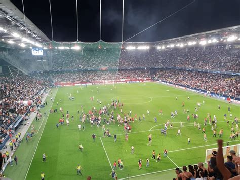 Fotos Torcida do Estrela Vermelha invade campo após classificação