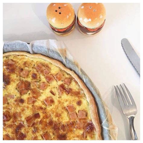 Quiche poulet fumé et comté cuire une pâte feuilletée à blanc pendant