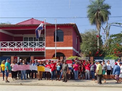 Puerto Casado Concejales Y Obreros Municipales Exigen Pago De Salarios En Una Manifestación