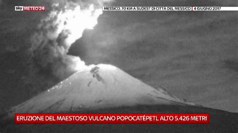 Messico L Eruzione Del Vulcano Popocat Petl Video Sky