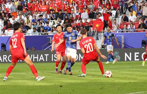 ＜アジア杯 日本・ベトナム＞前半、ベトナムサポーターを背にゴールを決める南野（8番）（撮影・西海健太郎） ― スポニチ Sponichi