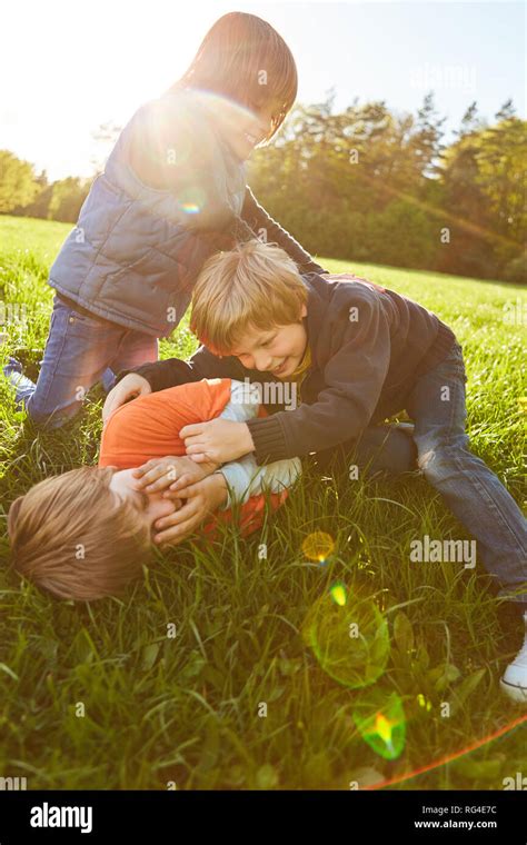 Kinder Kitzeln Gegenseitig Fotos Und Bildmaterial In Hoher Aufl Sung