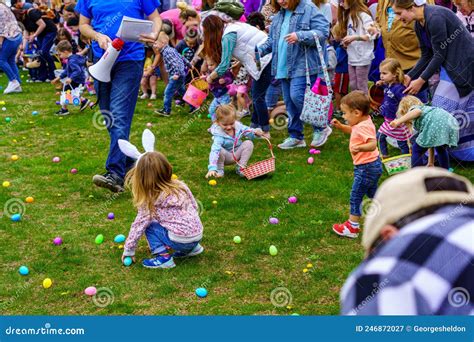 Caça Aos Ovos De Páscoa No Parque Comunitário Fotografia Editorial