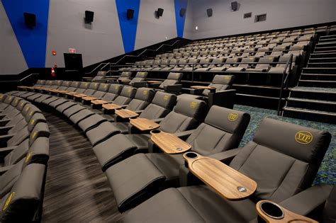 Caribbean Cinemas Vip Abre En Distrito T Mobile Criticologos