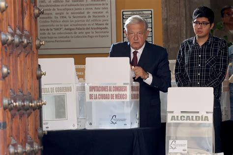 López Obrador vota en elecciones presidenciales de México