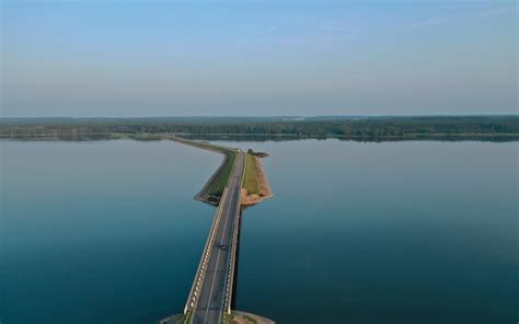 Puente De Carretera Sobre El R O Foto Premium