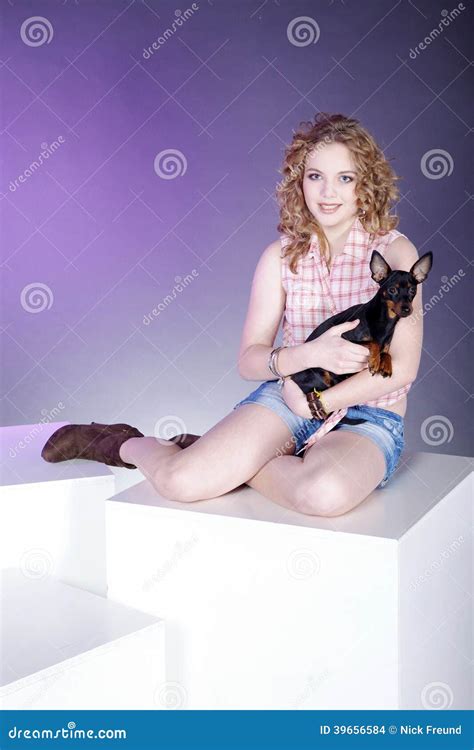 Mujer Que Presenta Con El Perro En El Cubo Foto De Archivo Imagen De