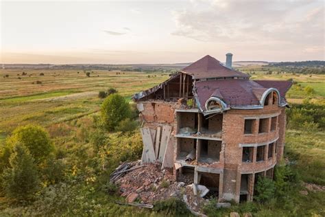 Oud geruïneerd gebouw na aardbeving Een ingestort bakstenen huis