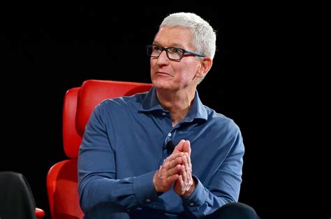 Apple Ceo Tim Cooks Fix For Those Pesky Green Text Bubbles Buy Your