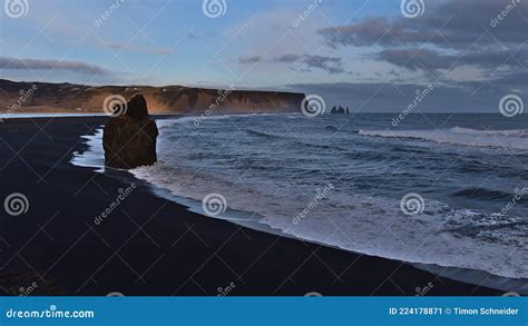 Beeld Over Het Zwarte Vulkaanstrand Reynisfjara Aan De Zuidkust Van