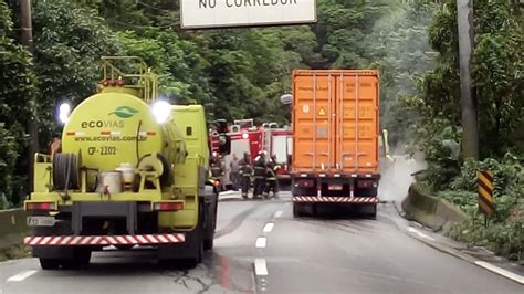 Carreta pega fogo e interdita totalmente a Rodovia Anchieta em Cubatão