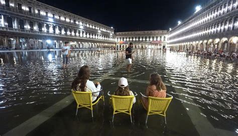 Il video dell acqua alta a Venezia che arriva fino a un metro è la