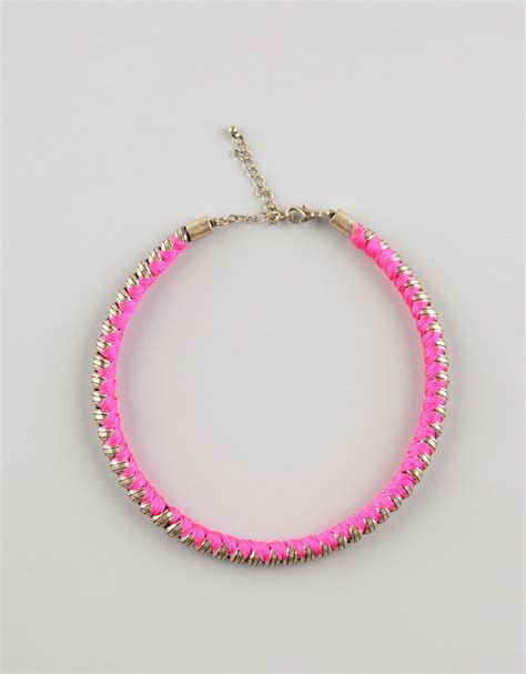 BERSHKA Collar étnico flúor 7 99 Color rosa flúor Ref 4103 859