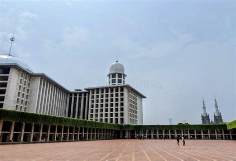 Paisaje De La Mezquita Istiqlal De Jakarta Con Catedral De Jakarta En