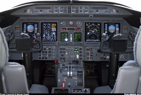 HI-TECH Automotive: Learjet 40 cockpit