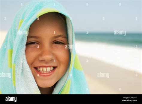 Fille De 12 Ans A La Mer Banque De Photographies Et Dimages à Haute