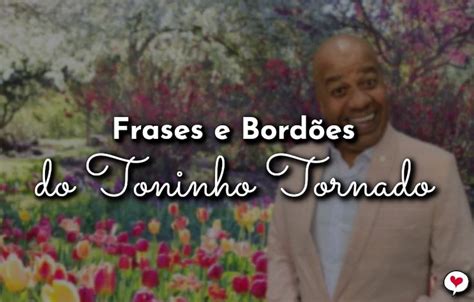 A Man Standing In Front Of Flowers With The Words Frases E Bordos Do