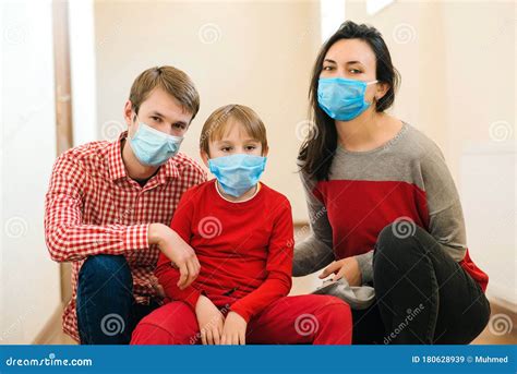 Familia Con Máscaras Faciales Prevención Coronavirus Brote De