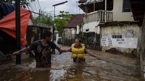 Indonesia Monsoon Floods Over 1300 In Jakarta Forced To Evacuate