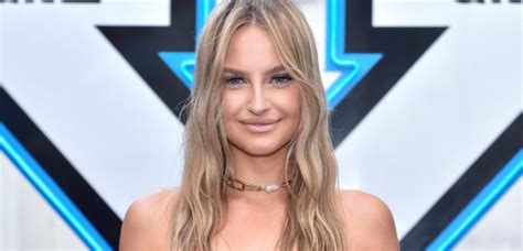 Karolina Pisarek w bardzo skąpym bikini Strój modelki sporo odsłania RMF FM