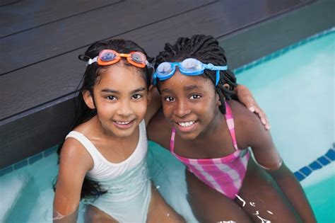 Lindos Niños Pequeños Sentados Junto A La Piscina Foto Premium