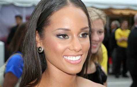 Alicia Keys Went To The VMAs Wearing Zero Makeupand Looked A Freakin