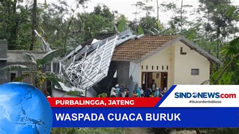 Video Atap Rumah Warga Rusak Berat Diterjang Angin Puting Beliung