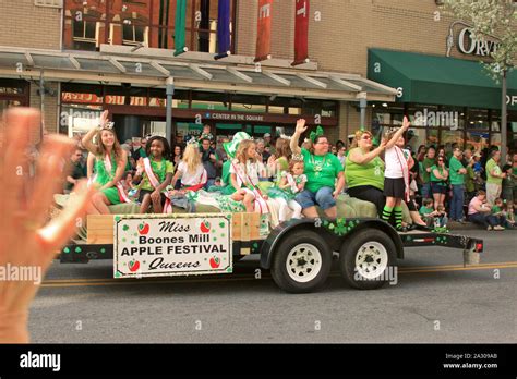 St Patricks Day Parade Float Hi Res Stock Photography And Images Alamy