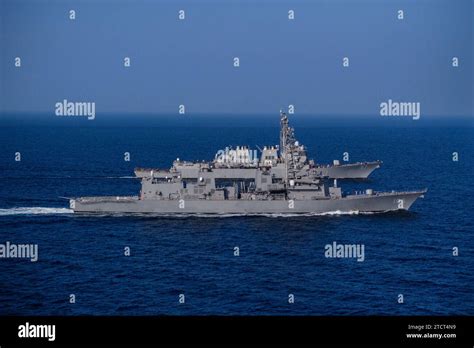 Il Cacciatorpediniere Guidato Uss Mason Ddg Naviga Accanto Al