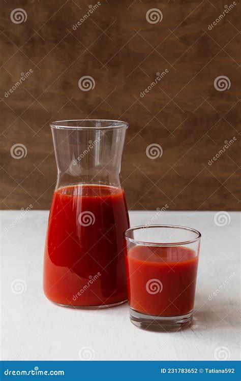 Glas Tomatensap Met Roze Zout Stock Foto Image Of Gezond