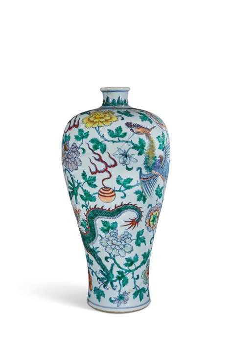 GRAND VASE EN PORCELAINE DOUCAI À DÉCOR DE DRAGON ET PHÉNIX MEIPING