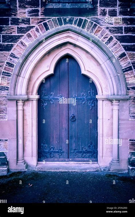 Church Door Gothic Arch Hi Res Stock Photography And Images Alamy