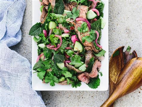 Thai Steak Salat mit Kräutern und Zwiebeln Rezept EAT SMARTER