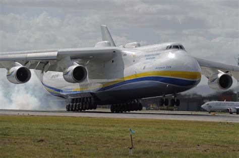 Photos L Antonov 225 Plus Gros Avion Du Monde Se Pose En Australie