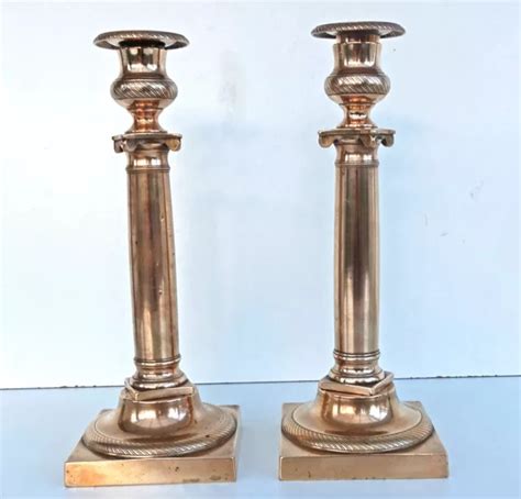 PAIRE DE FLAMBEAUX Bougeoirs Bronze Colonne à Chapiteau Candlesticks