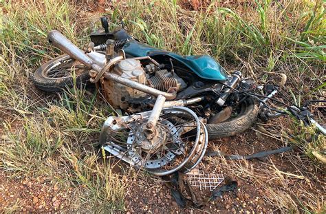 Jovem morre após colidir carreta e ser atropelado por carro na MT