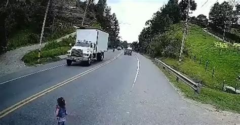 Niña Fue Atropellada Por Una Moto Cuando Ella Corría Justo Hacia Un Camión Se Salvó De Milagro