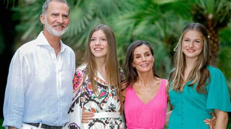 En Vacances Le Roi Felipe VI Et La Reine Letizia D Espagne Posent Avec