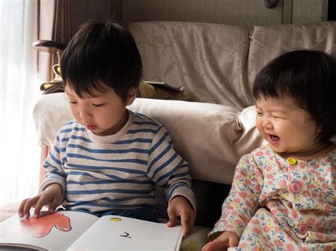 甥っ子に絵本を読んでもらってご満悦なひと 幼児 1歳1ヶ月 実家 絵本 読み聞かせ 子供同士 従兄弟同 Flickr