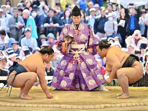 Naked Sumo Wrestlers Wrestling