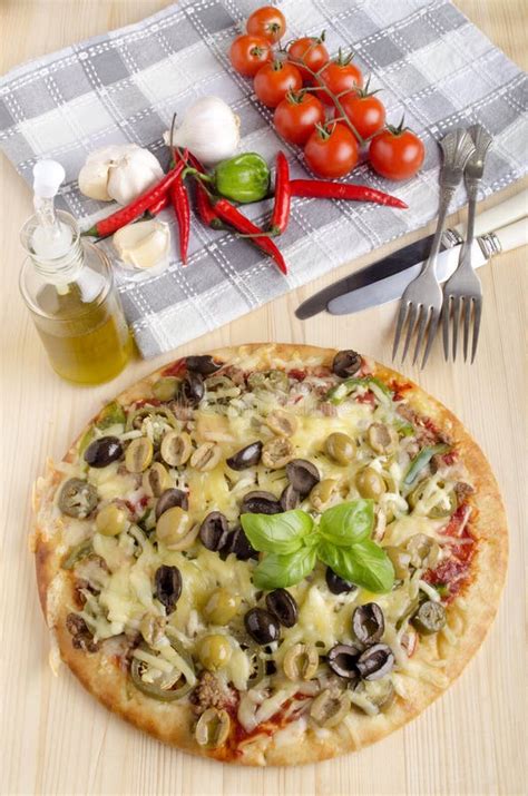 Italiaanse Pizza Met Salami En Kaas Stock Foto Image Of Deeg Salami