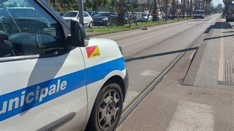 Controlli Su Strada Abusivi E Negozi Task Force Della Polizia Locale